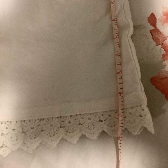 White shorts - Picture 3 of 9